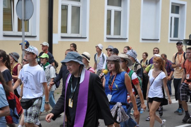 Piesza pielgrzymka z Ełku odwiedziła Ostrołękę [31.07.2013] - zdjęcie #40 - eOstroleka.pl
