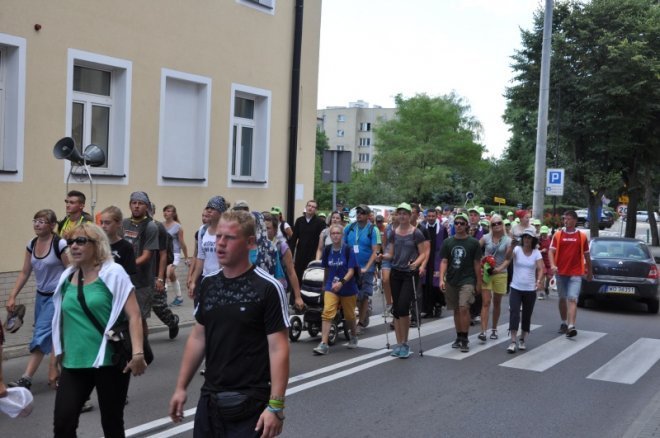 Piesza pielgrzymka z Ełku odwiedziła Ostrołękę [31.07.2013] - zdjęcie #42 - eOstroleka.pl