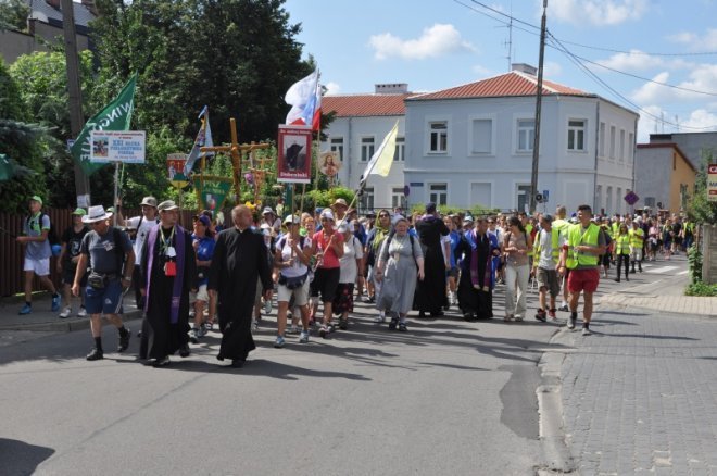 Piesza pielgrzymka z Ełku odwiedziła Ostrołękę [31.07.2013] - zdjęcie #38 - eOstroleka.pl