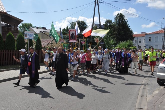 Piesza pielgrzymka z Ełku odwiedziła Ostrołękę [31.07.2013] - zdjęcie #47 - eOstroleka.pl