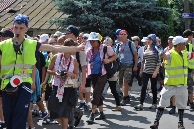Piesza pielgrzymka z Ełku odwiedziła Ostrołękę [31.07.2013] - zdjęcie #24 - eOstroleka.pl