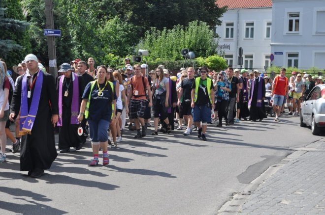 Piesza pielgrzymka z Ełku odwiedziła Ostrołękę [31.07.2013] - zdjęcie #62 - eOstroleka.pl
