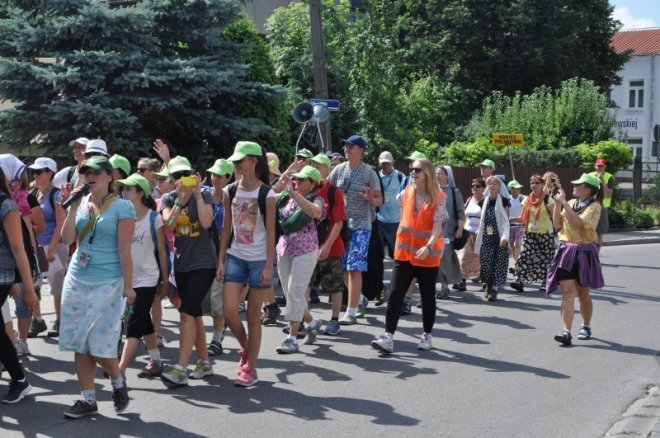 Piesza pielgrzymka z Ełku odwiedziła Ostrołękę [31.07.2013] - zdjęcie #76 - eOstroleka.pl