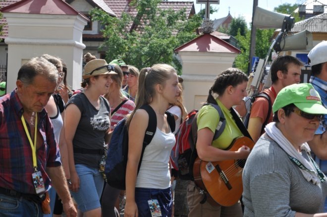 Piesza pielgrzymka z Ełku odwiedziła Ostrołękę [31.07.2013] - zdjęcie #27 - eOstroleka.pl