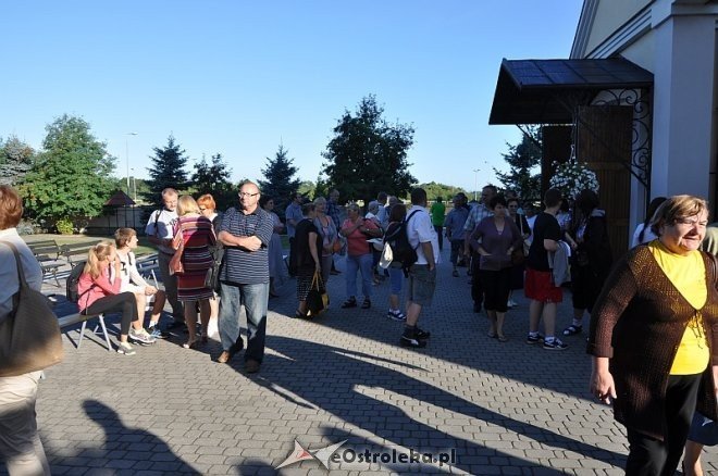 Ostrołęcka grupa pątników wyruszyła na łomżyńską pielgrzymkę na Jasną Górę [01.08.2013] - zdjęcie #3 - eOstroleka.pl