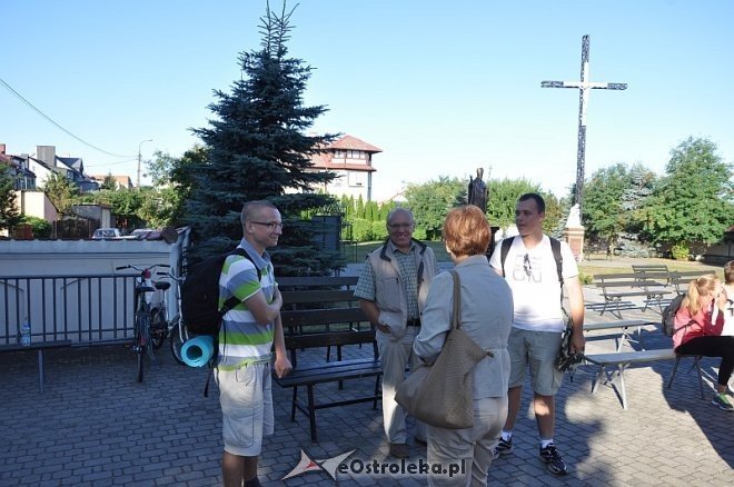 Ostrołęcka grupa pątników wyruszyła na łomżyńską pielgrzymkę na Jasną Górę [01.08.2013] - zdjęcie #4 - eOstroleka.pl