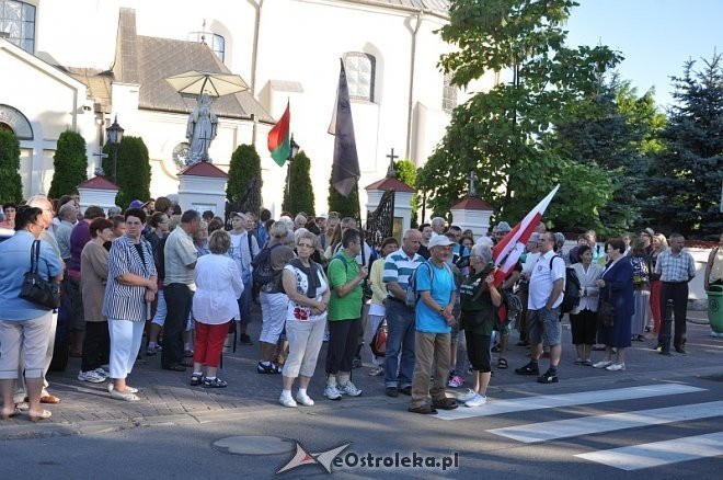 Ostrołęcka grupa pątników wyruszyła na łomżyńską pielgrzymkę na Jasną Górę [01.08.2013] - zdjęcie #8 - eOstroleka.pl