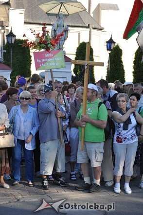 Ostrołęcka grupa pątników wyruszyła na łomżyńską pielgrzymkę na Jasną Górę [01.08.2013] - zdjęcie #10 - eOstroleka.pl