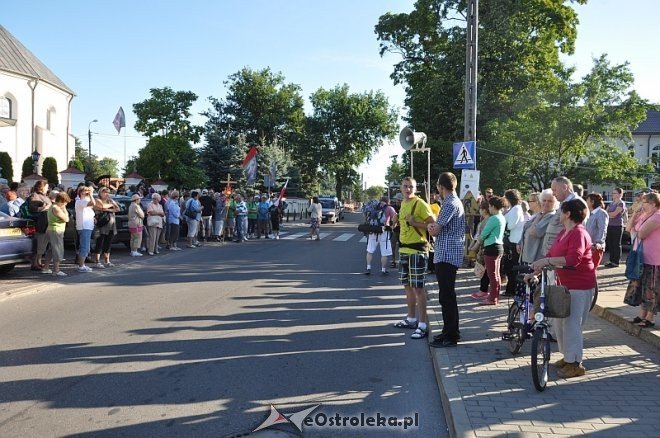 Ostrołęcka grupa pątników wyruszyła na łomżyńską pielgrzymkę na Jasną Górę [01.08.2013] - zdjęcie #13 - eOstroleka.pl