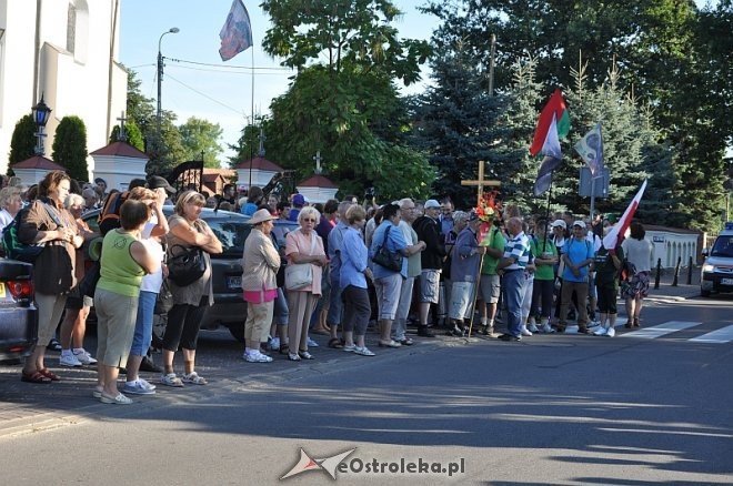 Ostrołęcka grupa pątników wyruszyła na łomżyńską pielgrzymkę na Jasną Górę [01.08.2013] - zdjęcie #14 - eOstroleka.pl