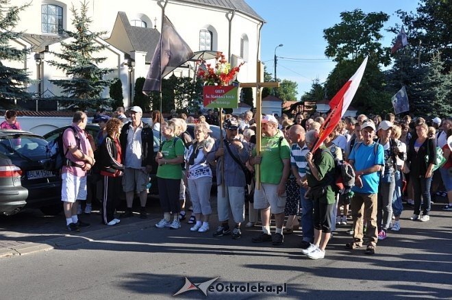 Ostrołęcka grupa pątników wyruszyła na łomżyńską pielgrzymkę na Jasną Górę [01.08.2013] - zdjęcie #15 - eOstroleka.pl