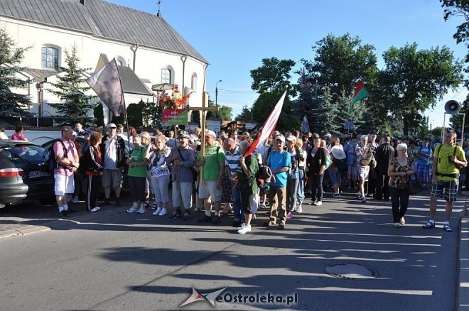 Ostrołęcka grupa pątników wyruszyła na łomżyńską pielgrzymkę na Jasną Górę [01.08.2013] - zdjęcie #56 - eOstroleka.pl