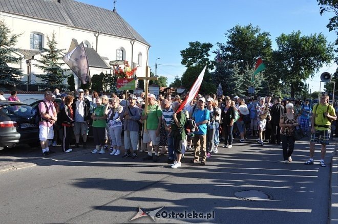 Ostrołęcka grupa pątników wyruszyła na łomżyńską pielgrzymkę na Jasną Górę [01.08.2013] - zdjęcie #16 - eOstroleka.pl