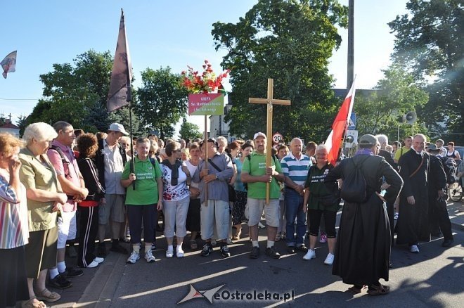 Ostrołęcka grupa pątników wyruszyła na łomżyńską pielgrzymkę na Jasną Górę [01.08.2013] - zdjęcie #55 - eOstroleka.pl