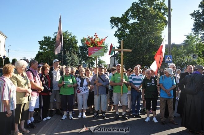 Ostrołęcka grupa pątników wyruszyła na łomżyńską pielgrzymkę na Jasną Górę [01.08.2013] - zdjęcie #18 - eOstroleka.pl