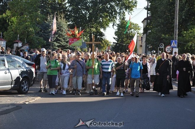 Ostrołęcka grupa pątników wyruszyła na łomżyńską pielgrzymkę na Jasną Górę [01.08.2013] - zdjęcie #20 - eOstroleka.pl