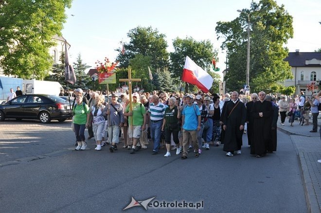 Ostrołęcka grupa pątników wyruszyła na łomżyńską pielgrzymkę na Jasną Górę [01.08.2013] - zdjęcie #22 - eOstroleka.pl