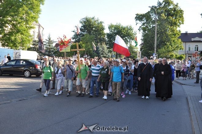 Ostrołęcka grupa pątników wyruszyła na łomżyńską pielgrzymkę na Jasną Górę [01.08.2013] - zdjęcie #24 - eOstroleka.pl