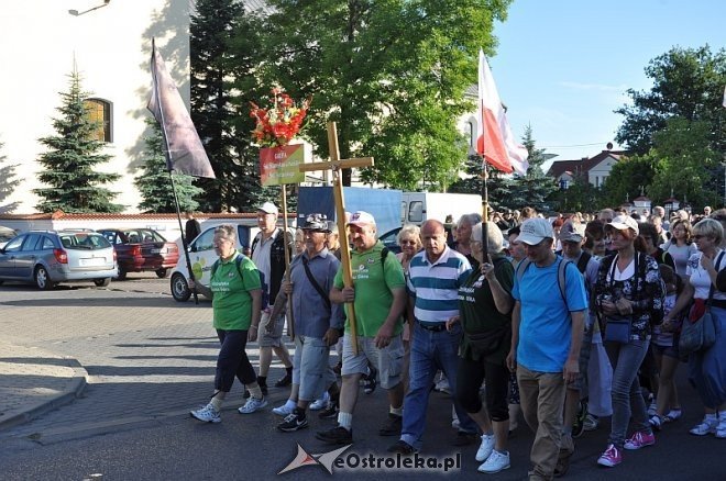 Ostrołęcka grupa pątników wyruszyła na łomżyńską pielgrzymkę na Jasną Górę [01.08.2013] - zdjęcie #26 - eOstroleka.pl