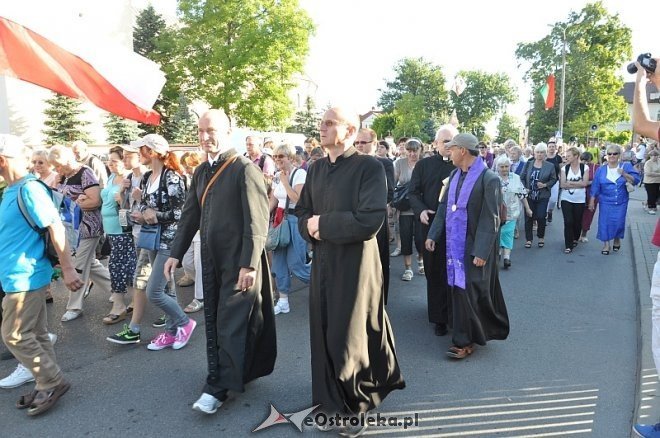 Ostrołęcka grupa pątników wyruszyła na łomżyńską pielgrzymkę na Jasną Górę [01.08.2013] - zdjęcie #28 - eOstroleka.pl