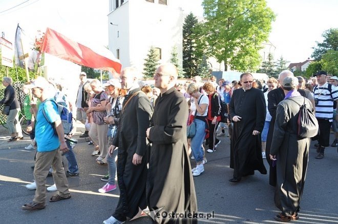 Ostrołęcka grupa pątników wyruszyła na łomżyńską pielgrzymkę na Jasną Górę [01.08.2013] - zdjęcie #30 - eOstroleka.pl