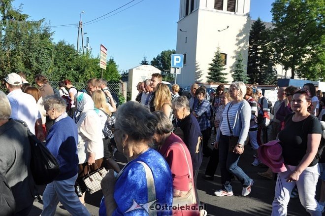 Ostrołęcka grupa pątników wyruszyła na łomżyńską pielgrzymkę na Jasną Górę [01.08.2013] - zdjęcie #32 - eOstroleka.pl