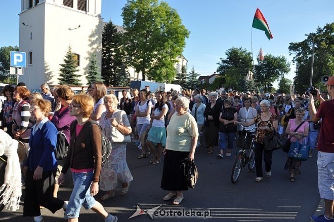 Ostrołęcka grupa pątników wyruszyła na łomżyńską pielgrzymkę na Jasną Górę [01.08.2013] - zdjęcie #34 - eOstroleka.pl