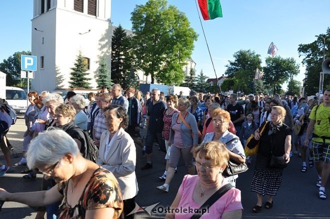 Ostrołęcka grupa pątników wyruszyła na łomżyńską pielgrzymkę na Jasną Górę [01.08.2013] - zdjęcie #36 - eOstroleka.pl