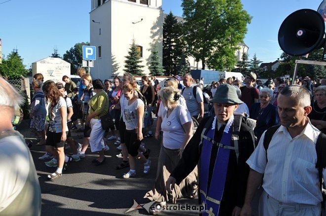 Ostrołęcka grupa pątników wyruszyła na łomżyńską pielgrzymkę na Jasną Górę [01.08.2013] - zdjęcie #39 - eOstroleka.pl