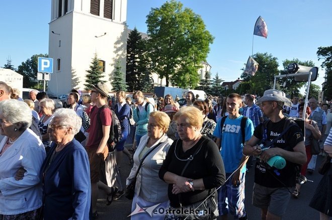 Ostrołęcka grupa pątników wyruszyła na łomżyńską pielgrzymkę na Jasną Górę [01.08.2013] - zdjęcie #28 - eOstroleka.pl