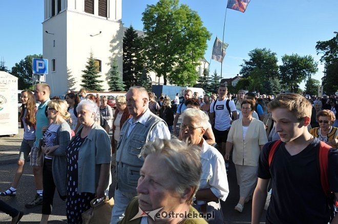 Ostrołęcka grupa pątników wyruszyła na łomżyńską pielgrzymkę na Jasną Górę [01.08.2013] - zdjęcie #25 - eOstroleka.pl