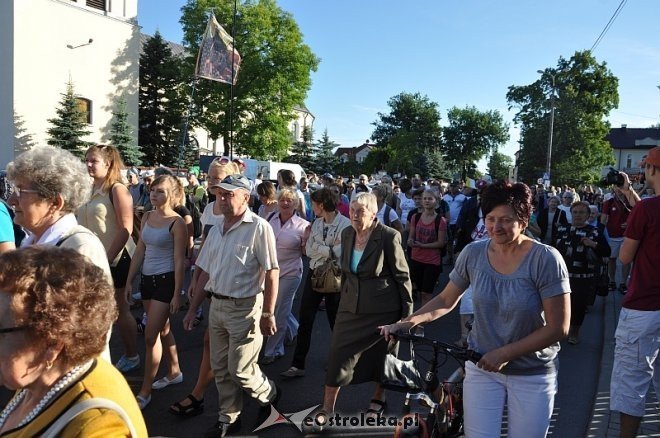 Ostrołęcka grupa pątników wyruszyła na łomżyńską pielgrzymkę na Jasną Górę [01.08.2013] - zdjęcie #22 - eOstroleka.pl