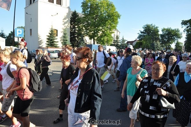 Ostrołęcka grupa pątników wyruszyła na łomżyńską pielgrzymkę na Jasną Górę [01.08.2013] - zdjęcie #51 - eOstroleka.pl
