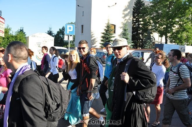 Ostrołęcka grupa pątników wyruszyła na łomżyńską pielgrzymkę na Jasną Górę [01.08.2013] - zdjęcie #19 - eOstroleka.pl