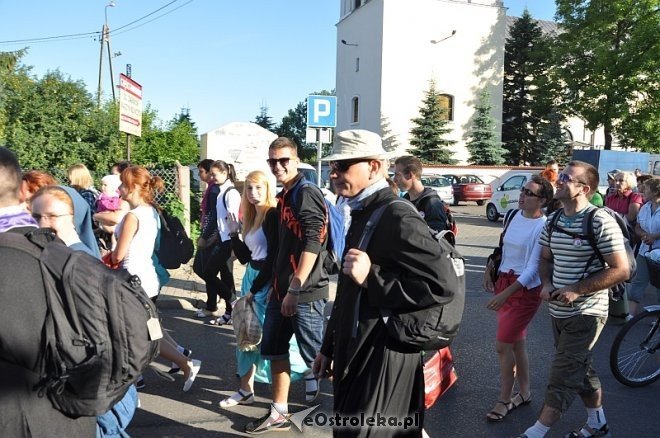 Ostrołęcka grupa pątników wyruszyła na łomżyńską pielgrzymkę na Jasną Górę [01.08.2013] - zdjęcie #21 - eOstroleka.pl