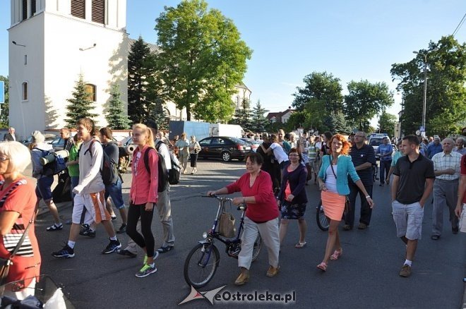 Ostrołęcka grupa pątników wyruszyła na łomżyńską pielgrzymkę na Jasną Górę [01.08.2013] - zdjęcie #23 - eOstroleka.pl