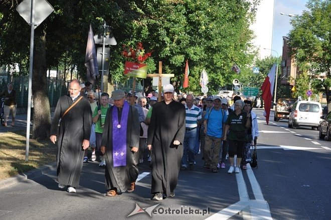 Ostrołęcka grupa pątników wyruszyła na łomżyńską pielgrzymkę na Jasną Górę [01.08.2013] - zdjęcie #27 - eOstroleka.pl