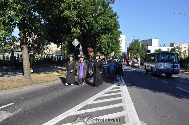 Ostrołęcka grupa pątników wyruszyła na łomżyńską pielgrzymkę na Jasną Górę [01.08.2013] - zdjęcie #29 - eOstroleka.pl