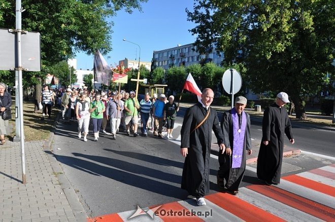 Ostrołęcka grupa pątników wyruszyła na łomżyńską pielgrzymkę na Jasną Górę [01.08.2013] - zdjęcie #31 - eOstroleka.pl