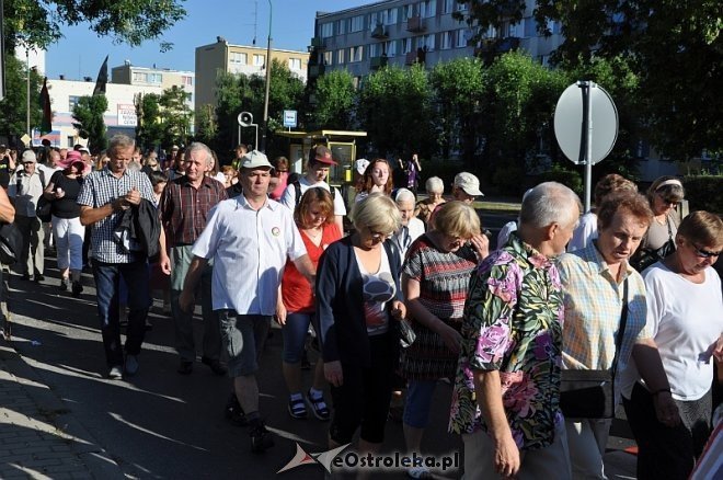 Ostrołęcka grupa pątników wyruszyła na łomżyńską pielgrzymkę na Jasną Górę [01.08.2013] - zdjęcie #35 - eOstroleka.pl