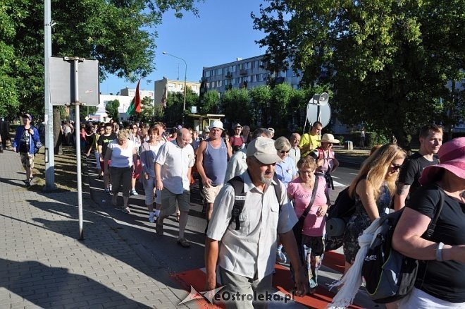 Ostrołęcka grupa pątników wyruszyła na łomżyńską pielgrzymkę na Jasną Górę [01.08.2013] - zdjęcie #37 - eOstroleka.pl