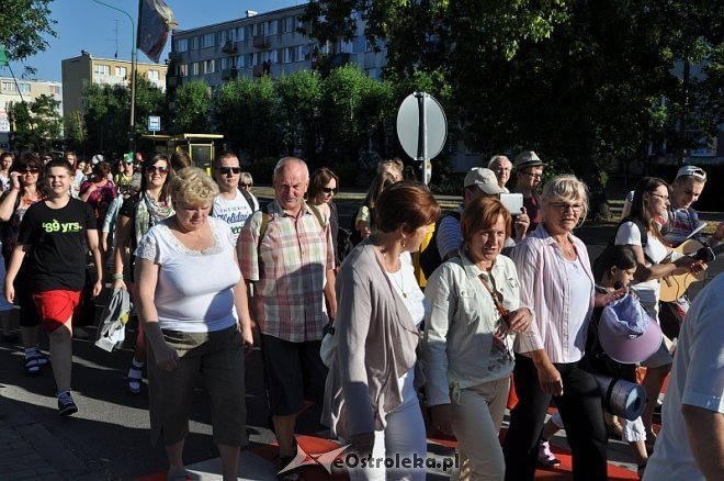 Ostrołęcka grupa pątników wyruszyła na łomżyńską pielgrzymkę na Jasną Górę [01.08.2013] - zdjęcie #40 - eOstroleka.pl