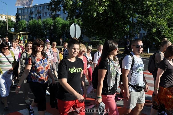 Ostrołęcka grupa pątników wyruszyła na łomżyńską pielgrzymkę na Jasną Górę [01.08.2013] - zdjęcie #43 - eOstroleka.pl
