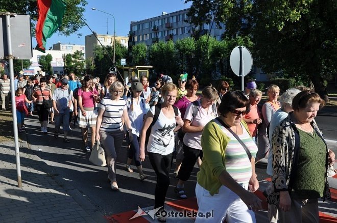 Ostrołęcka grupa pątników wyruszyła na łomżyńską pielgrzymkę na Jasną Górę [01.08.2013] - zdjęcie #46 - eOstroleka.pl