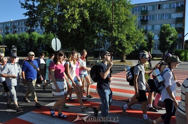 Ostrołęcka grupa pątników wyruszyła na łomżyńską pielgrzymkę na Jasną Górę [01.08.2013] - zdjęcie #49 - eOstroleka.pl