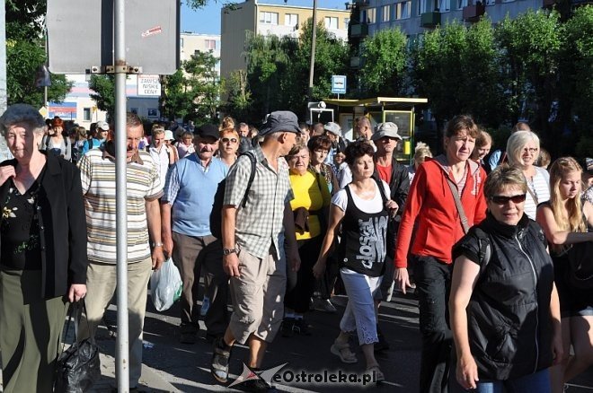Ostrołęcka grupa pątników wyruszyła na łomżyńską pielgrzymkę na Jasną Górę [01.08.2013] - zdjęcie #16 - eOstroleka.pl
