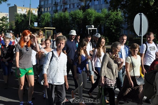 Ostrołęcka grupa pątników wyruszyła na łomżyńską pielgrzymkę na Jasną Górę [01.08.2013] - zdjęcie #15 - eOstroleka.pl