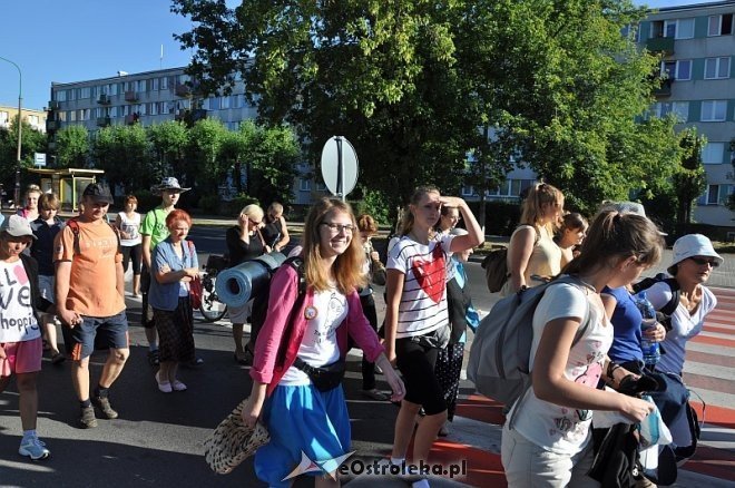 Ostrołęcka grupa pątników wyruszyła na łomżyńską pielgrzymkę na Jasną Górę [01.08.2013] - zdjęcie #14 - eOstroleka.pl