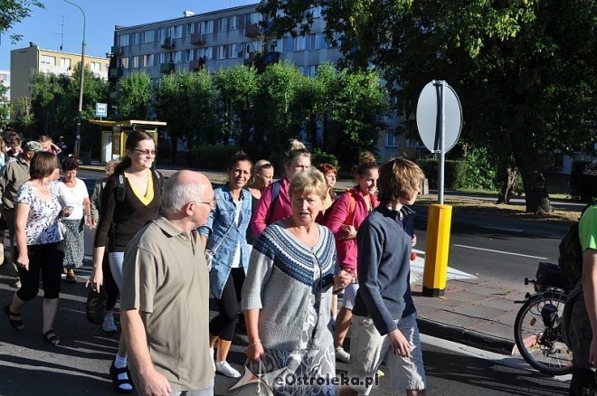 Ostrołęcka grupa pątników wyruszyła na łomżyńską pielgrzymkę na Jasną Górę [01.08.2013] - zdjęcie #59 - eOstroleka.pl