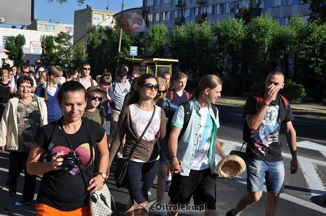 Ostrołęcka grupa pątników wyruszyła na łomżyńską pielgrzymkę na Jasną Górę [01.08.2013] - zdjęcie #60 - eOstroleka.pl